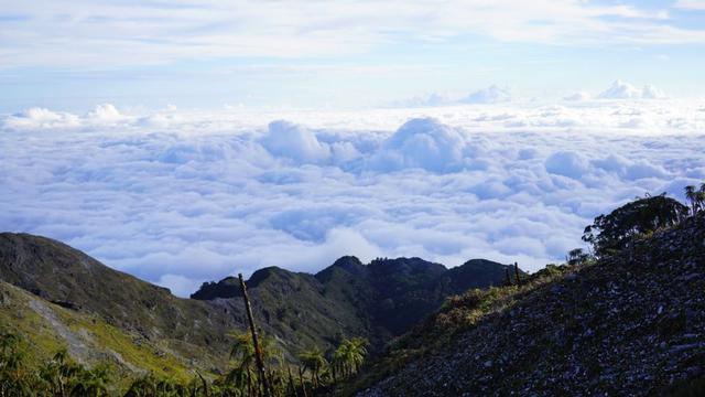 Hasil gambar untuk Gunung Binaiya