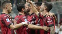 Pemain AC Milan, Christian Pulisic disambut rekan-rekannya usai mencetak gol ke gawang Torino di Stadion San Siro, Minggu (27/8/2023) dini hari WIB.  (AP Photo/Luca Bruno)