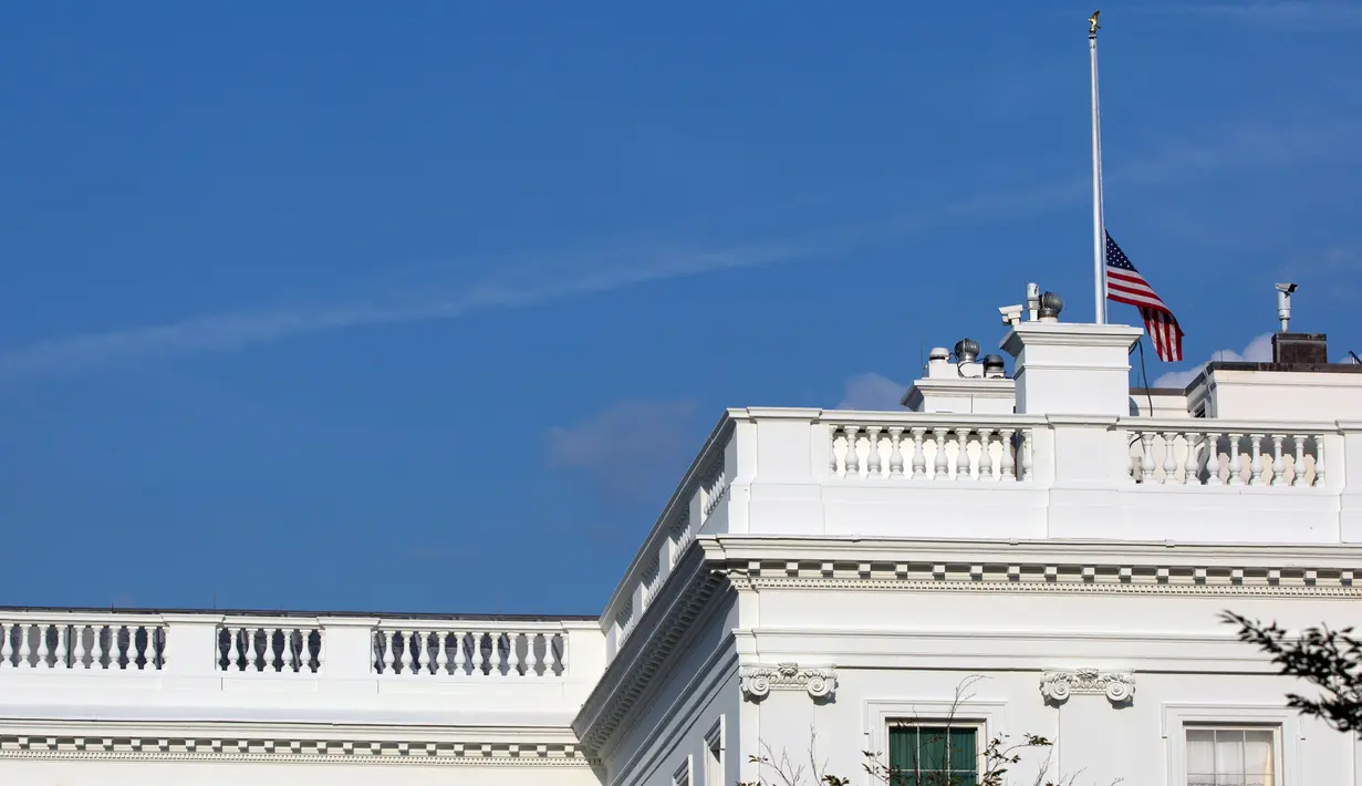 Bendera Amerika Serikat berkibar setengah tiang di Gedung Putih, Washington DC, Minggu (4/8/2019). Presiden Donald Trump memerintahkan pengibaran bendera setengah tiang di semua gedung pemerintah guna mengenang korban tewas dalam dua penembakan massal di El Paso, Texas, dan Ohio. (Alastair Pike/AFP)