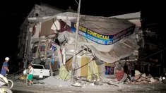  Bangunan ambruk pasca diguncang Gempa berkekuatan 7,8 SR, Kota Manta, Ekuador, Sabtu (16/4). Gempa bumi itu berpusat di lepas pantai Ekuador di kedalaman 10 kilometer. (REUTERS/Paul Ochoa)