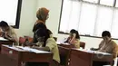 Suasana pelaksanaan Ujian Nasional (UN) secara Paper Base Test (PBT) atau manual di SMAN Luar Biasa 01 Jakarta, Rabu (15/4/2015). 10 siswa mengikuti Ujian Nasional di hari ke 3 ini. (Liputan6.com/Helmi Afandi)