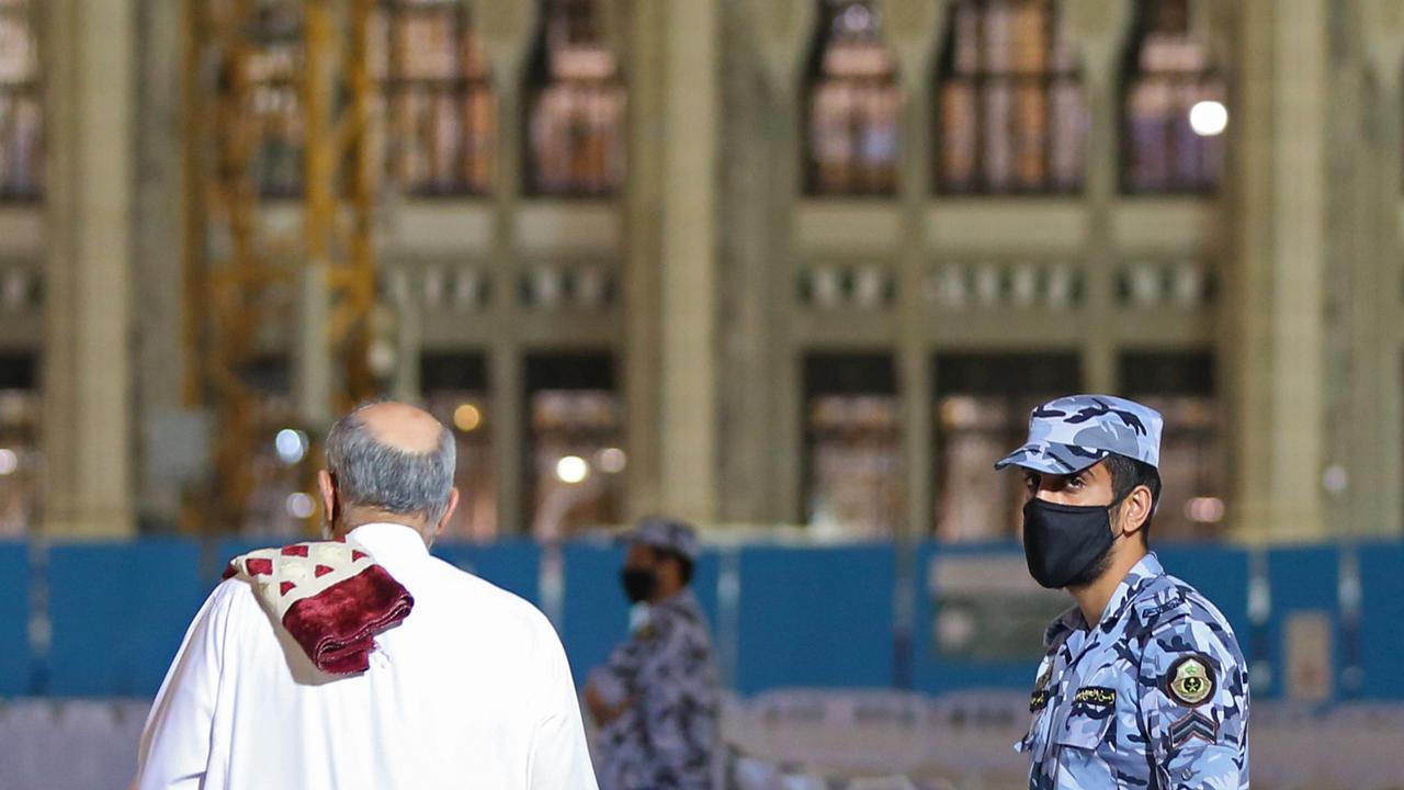 Dibuka Kembali, Begini Suasana Salat Berjamaah di Masjidil Haram