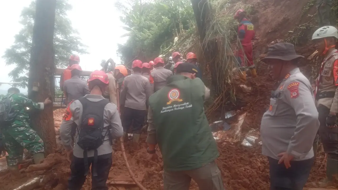 Evakuasi korban longsor di sebuah vila kawasan Puncak, Kampung Sukatani, Desa Tugu Utara, Kecamatan Cisarua, Kabupaten Bogor, pada Sabtu (5/7/2025) malam.