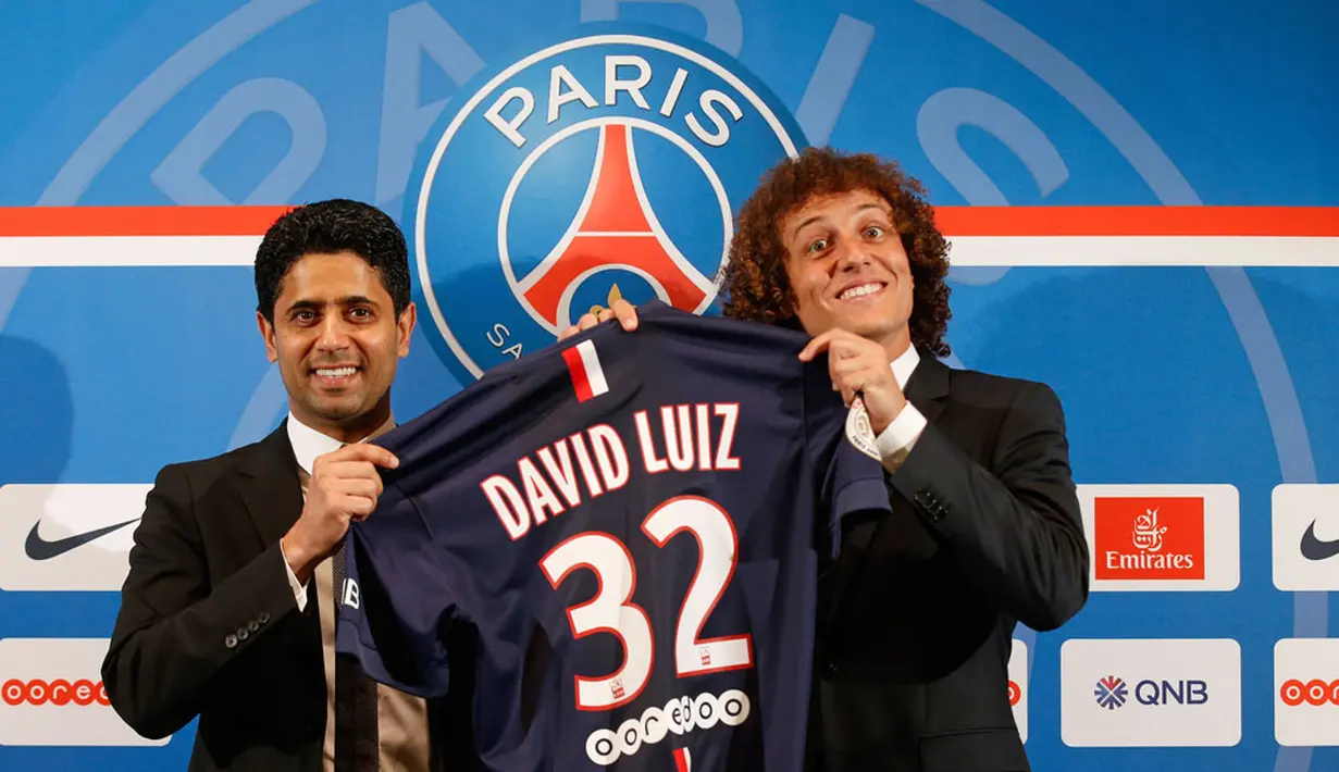 David Luiz (kanan) berpose bersama Presiden klub Paris St Germain, Nasser al-Khelaifi, usai konferensi pers di Paris, Perancis, (7/8/2014). (REUTERS/Benoit Tessier)