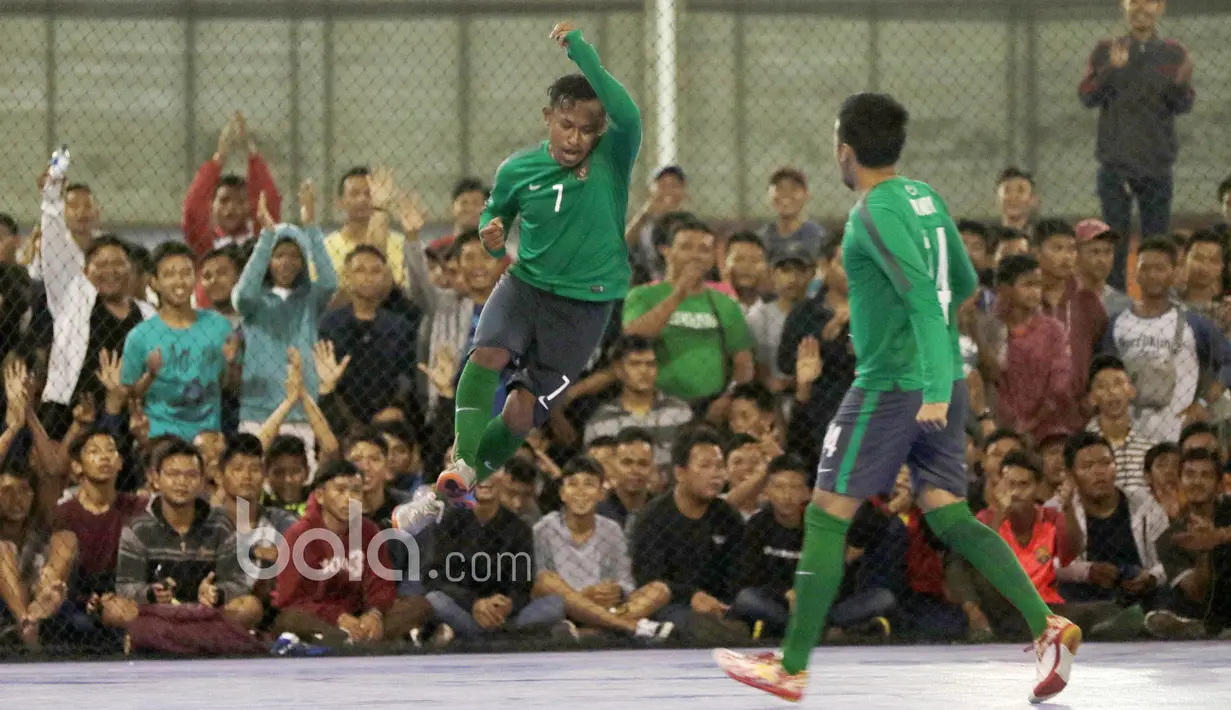 Pemain Timnas Futsal Indonesia, Jaelani (kiri) merayakan golnya ke gawang BJL 2000 pada laga Uji Coba di Lapangan Futsal Tifosi Sport Center, Jakarta, (14/1/2017). Timnas menang 7-5. (Bola.com/Nicklas Hanoatubun)