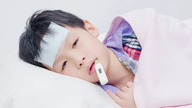 Anak Demam, Bolehkah Kerokan? (All About People/Shutterstock)