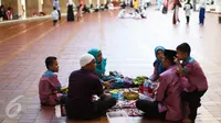 Sebuah keluarga makan bersama usai salat Idul Fitri di area Masjid Istiqlal, Jakarta, Rabu (6/7). Selain menjalankan salat Idul Fitri, beberapa aktivitas mereka lakukan baik seusai ataupun sebelum salat. (Liputan6.com/Faizal Fanani)