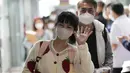 Turis China tiba di Bandara Internasional Suvarnabhumi di provinsi Samut Prakarn, Thailand, Senin (9/1/2023). Thailand berharap dapat menerima sejumlah besar pengunjung dari China lagi setelah Beijing melonggarkan pembatasan perjalanan pada hari Minggu. (AP Photo/Sakchai Lalit)