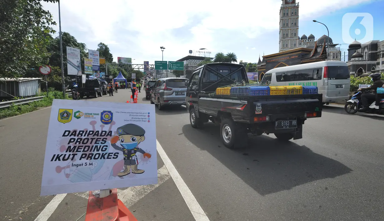 Petugas gabungan Satgas COVID-19 melakukan pemeriksaan dan penyekatan kendaraan di jalur wisata Puncak, Gadog, Bogor, Jawa Barat, Jumat (12/2/2021). Pemeriksaan dan penyekatan sebagai upaya meminimalisir penyebaran COVID-19 saat libur Imlek 2572 dan akhir pekan. (merdeka.com/Arie Basuki)