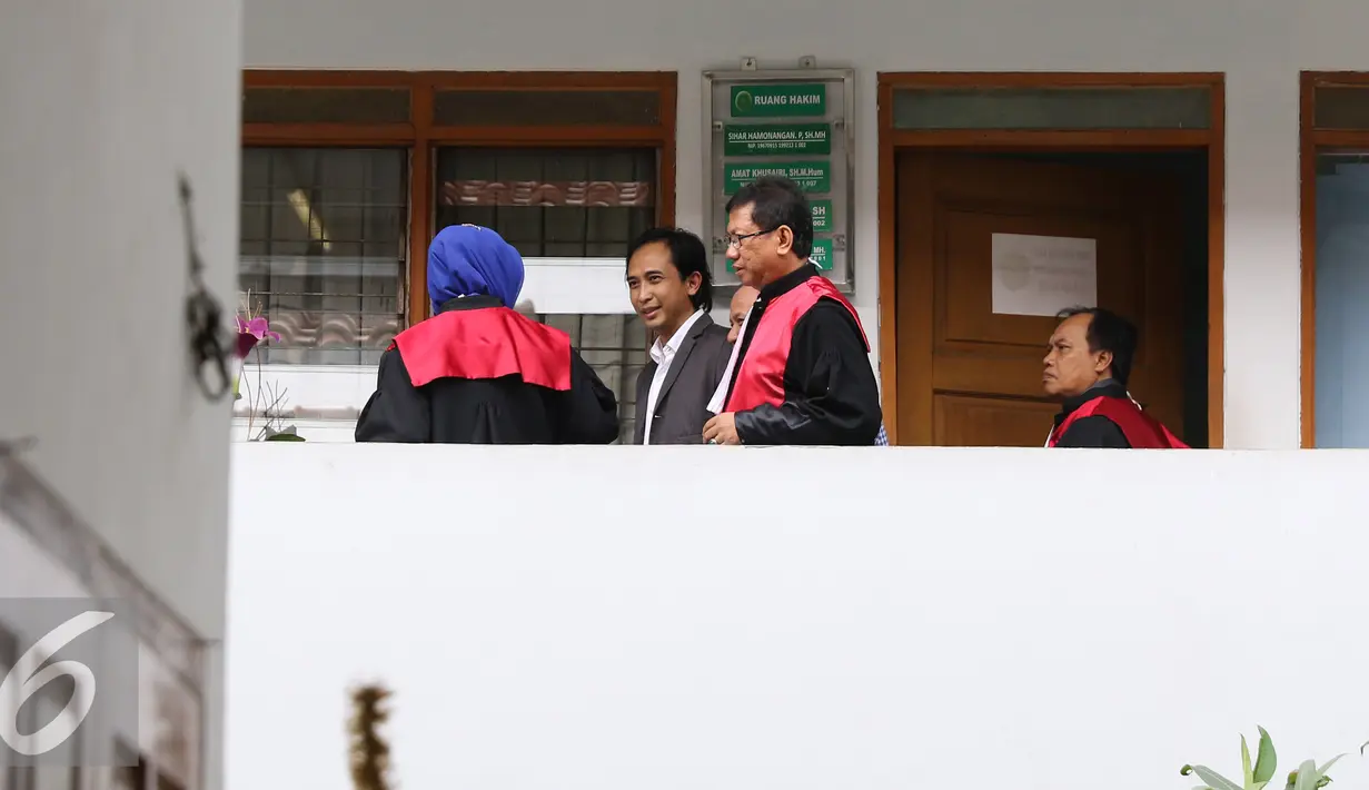 Piyu padi berbincang usai menjalani sidang lanjutan perceraian dengan Florina Limasnax di Pengadilan Negeri Jakarta Selatan, Kamis (19/11). Seperti diketahui, Piyu digugat cerai Flo ke PN Jaksel pada 23 September 2015. (Liputan6.com/Herman Zakharia)