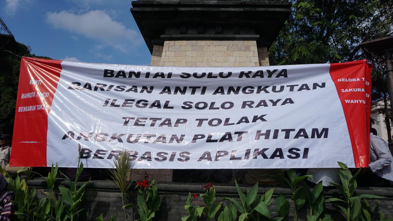 Tolak Taksi Online, Sopir Taksi Solo Parkir di Jalan Raya 6 Jam