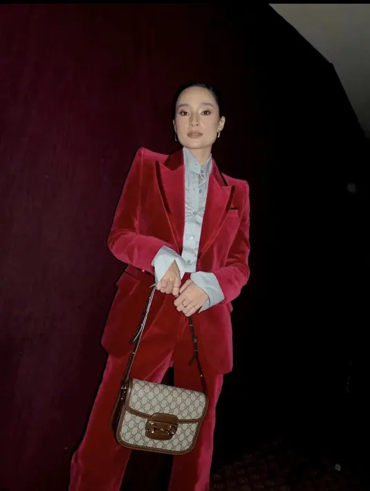 Set blazer dan trouser disertai material velvet menjadi sebuah paduan yang menghadirkan kesan elegan. [Foto: Tatjana Saphira/ Instagram].