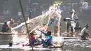 Warga menjala ikan saat tradisi Ngubek Situ di Situ Gede, Bogor, Minggu (13/5). Kegiatan pesta rakyat yang diikuti ratusan warga Bogor tersebut diselenggarakan untuk menyambut Bulan Suci Ramadan 1439 H. (Merdeka.com/Arie Basuki)