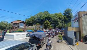 Ribuan pemudik dan wisatawan terjebak macet horor hingga 7 jam saat menuju kawasan pantai Palabuhanratu, Sukabumi, Jawa Barat. (Liputan6.com/Fira Syahrin)