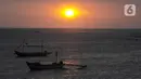 Pemandangan matahari terbenam di Pantai Kedongnan, Bali, Senin (6/9/2021). Masa pandemi dimanfaatkan warga yang kehilangan pekerjaan untuk memancing, dimana hasilnya digunakan sebagai pelengkap lauk makan di rumah. (merdeka.com/Arie Basuki)
