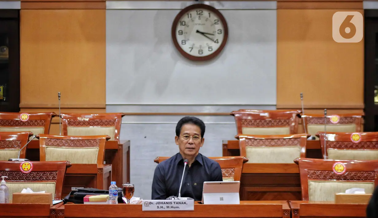 Direktur Tata Usaha Negara Kejaksaan Agung, Johanis Tanak mengikuti Uji Kelayakan dan Kepatutan (fit and proper test) Calon Pengganti Komisioner Komisi Pemberantasan Korupsi (KPK) di Ruang Rapat Komisi III DPR, Kompleks Parlemen, Senayan, Rabu (28/9/2022). Uji Kelayakan dan Kepatutan Calon Pengganti Komisioner KPK diikuti dua orang yakni Direktur Tata Usaha Negara Kejaksaan Agung, Johanis Tanak dan Auditor Badan Pemeriksa Keuangan (BPK), I Nyoman Wara yang akan menggantikan Lili Pintauli Siregar yang mengundurkan diri. (Liputan6.com/Angga Yuniar)