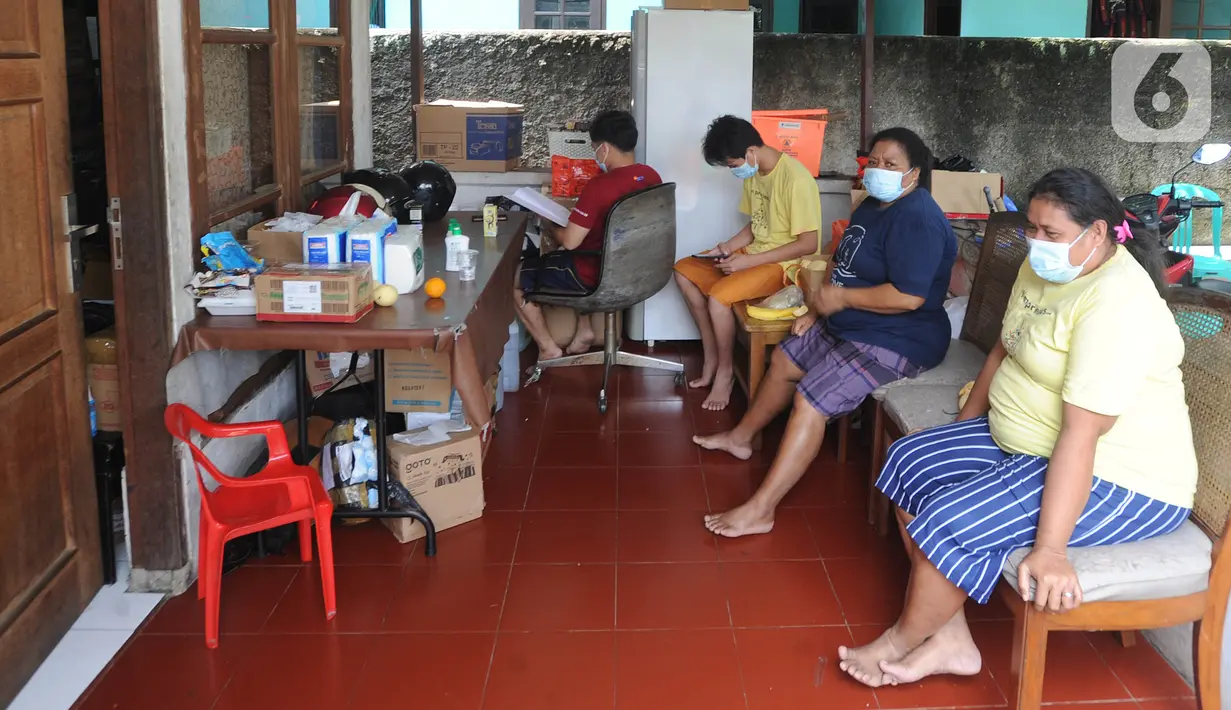 Pengasuh mendampingi anak-anak berjemur saat menjalani isolasi mandiri di Panti Asuhan St Fransiskus Asisi, Depok, Jawa Barat, Senin (25/1/2021). Sebanyak 43 penghuni panti asuhan tersebut terkonfirmasi positif covid-19 tanpa gejala dan saat ini dikarantina secara mandiri. (merdeka.com/Arie Basuki)