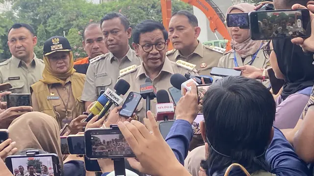 Gubernur Jakarta Pramono Anung meninjau segara langsung kondisi pintu air Manggarai di Jakarta Selatan.