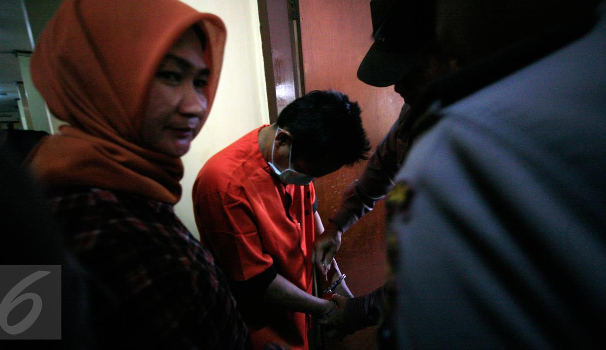 Petugas memborgol tersangka pencabulan, Ismail (47) di Mapolda DIY, Selasa (17/5). Kepala Sekolah Madrasah Aliyah di Bantul itu mencabuli siswi kelas MTs berinisial S (16) sebanyak empat kali sejak awal 2016 lalu. (Liputan6.com/Boy Harjanto)