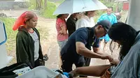 Tim Dokkes Polda Sulut saat mengevakuasi dan merawat korban bencana di Kota Manado, Jumat (27/1/2023).