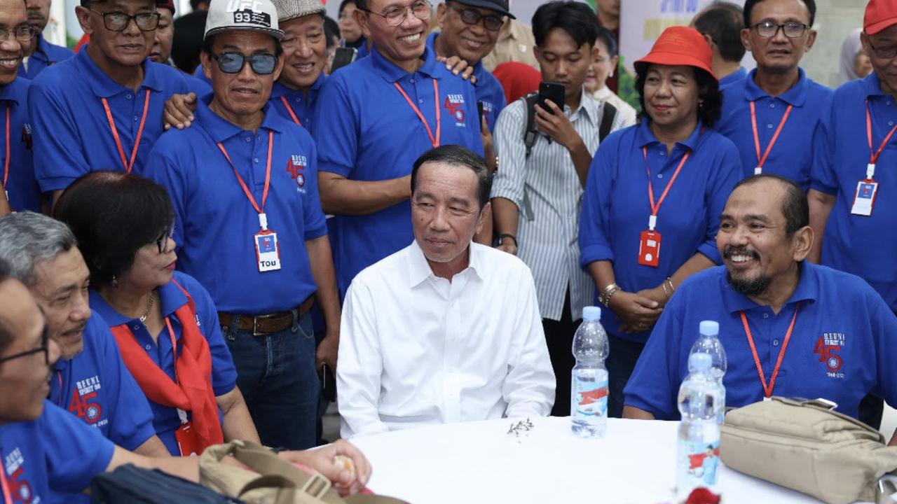 VIDEO: Jokowi Heran Sowan ke Eks Dosen UGM Kasmudjo Dipersoalkan "Malah Saya Diadukan ke Polisi"