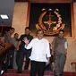 Jaksa Agung HM Prasetyo bersiap memberikan keterangan terkait perkara hukum dua mantan komisioner KPK di Jakarta, Kamis (3/3/2016). Jaksa Agung memutuskan untuk mengkesampingkan perkara mantan komisioner KPK, AS dan BW. (Liputan6.com/Helmi Fithriansyah)