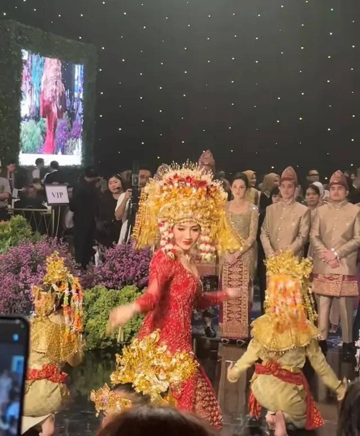 6 Pesona Glamor Febby Rastanty dalam Balutan Adat Palembang di Resepsi Pernikahan, Gemulai Menari Pagar Pengantin