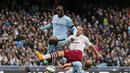 Pablo Zabaleta dan Yaya Toure berusaha merebut bola dari pemain Villa, Ron Vlaar