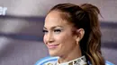 Penyanyi Jennifer Lopez juga menata rambutnya dengan simple namun tetap elegan, serasi dengan make-up yang menghiasi wajahnya saat menghadiri acara American Idol XIV Finalist Party di Los Angeles, California (11/3/2015). (Kevin Winter/Getty Images/AFP)
