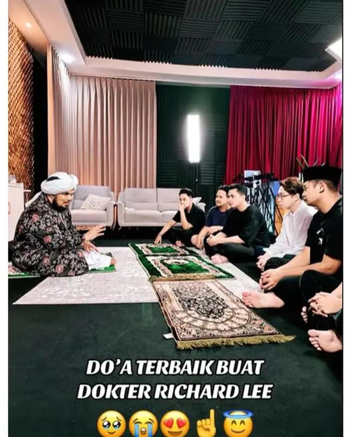 6 Potret Detik-detik Richard Lee Mualaf, Disaksikan Ustaz Derry dan Felix Siauw