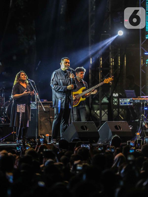 Musisi Tulus tampil pada hari kedua Synchronize Fest 2019 di Gambir Expo, Kemayoran, Jakarta, Sabtu (5/10/2019). Tulus membawakan lagu Monokrom, Sewindu, Teman Hidup, dan ditutup dengan Manusia Kuat. (Liputan6.com/Faizal Fanani)