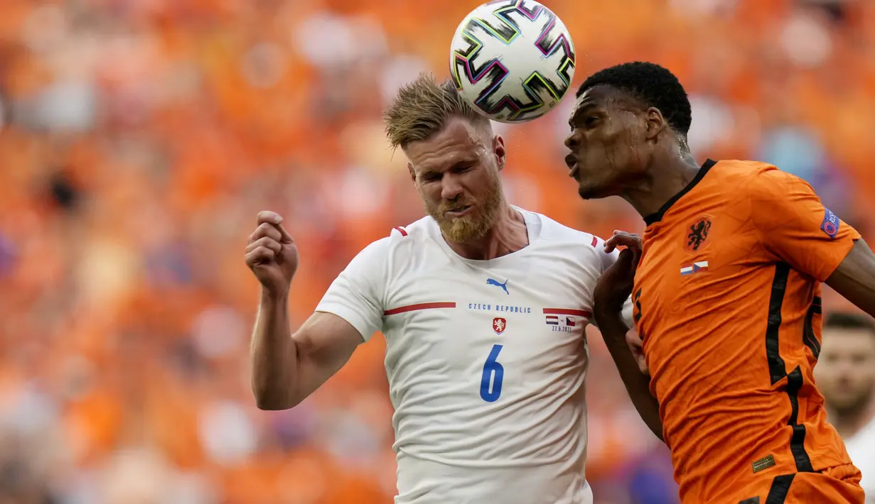 Duel Belanda kontra Ceska bermain cukup alot sejak menit pertama. Tak ada gol yang tercipta sampai turun minum. (AP/Darko Bandic, Pool)