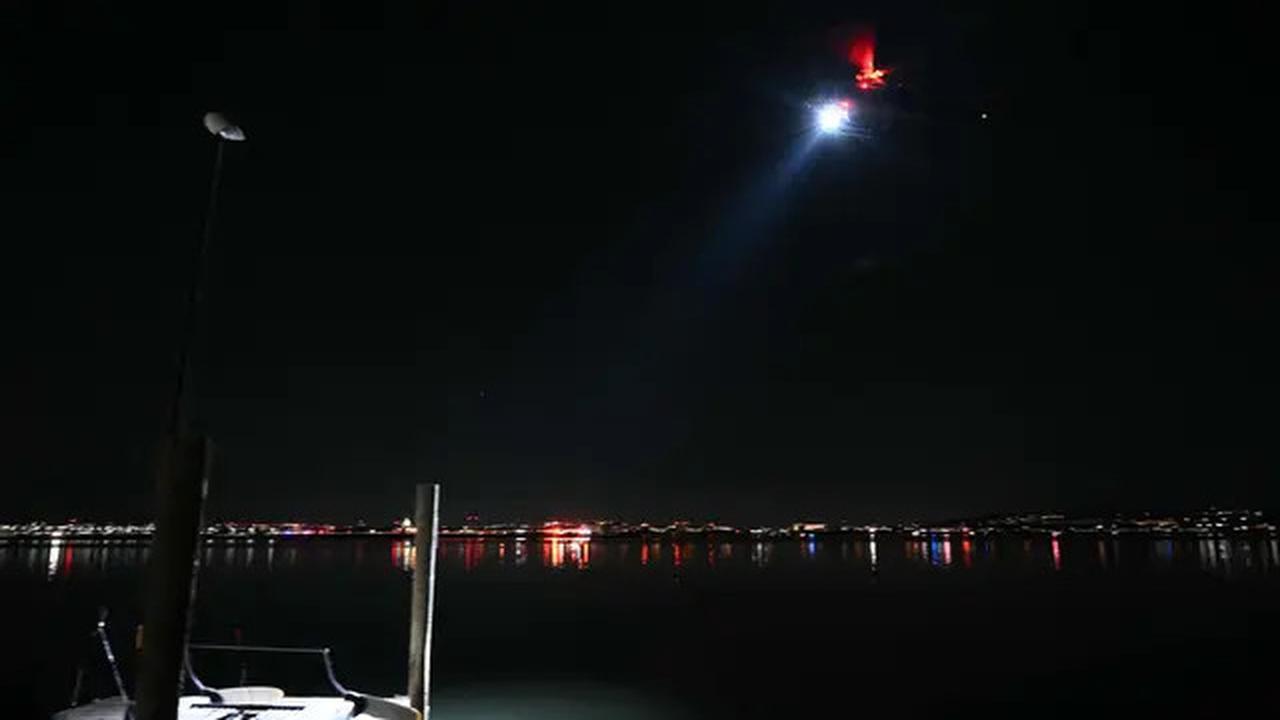 Meski Gelap dan Dingin, Tim Penyelamat Terus Cari Korban Tabrakan American Airlines dan Black Hawk