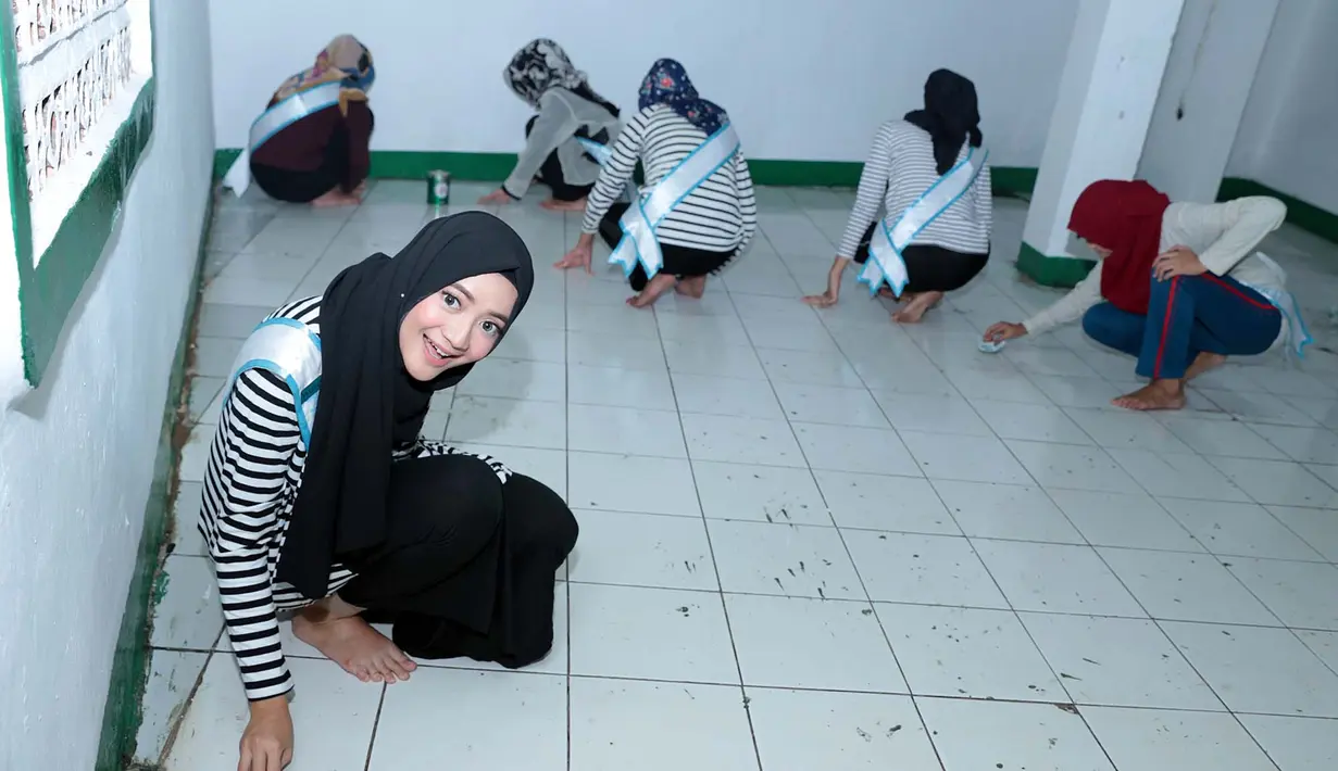 "Kegiatan saat ini, finalis Puteri Muslimah terjun ke masyarakat. Tadi saya kebagian menjadi membersihkan lantai yang kotor,” tutur Ajeng saat ditemui tim Bintang.com. (Deki Prayoga/Bintang.com)