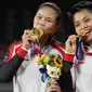 Pasangan Indonesia, Greysia Polii dan Apriyani Rahayu berhasil menyabet medali emas Olimpiade Tokyo 2020 setelah tumbangkan Chen Qing Chen dan Jia Yi Fan wakil dari China. Mereka berhasil menang dua gim langsung. (Foto: AP/Dita Alangkara)