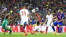 Pemain Sevilla, Vicente Iborra melakukan tendangan salto ke arah gawang Barcelona pada laga Super Cup Spanyol di Stadion Camp Nou, Barcelona (18/8/2016). (AFP/Pau Barrena)