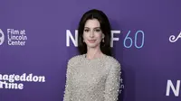 Anne Hathaway berpose saat menghadiri pemutaran perdana film "Armageddon Time" selama Festival Film New York ke-60 di Alice Tully Hall  di New York pada Rabu, 12 Oktober 2022. Anne memakai sepasang sepatu bot manik-manik yang serasi dengan gaunnya. (Photo by Charles Sykes/Invision/AP)