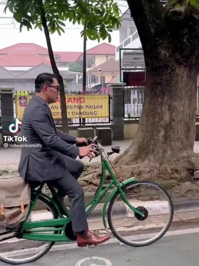 Ridwan Kamil Dinas Pakai Sepeda