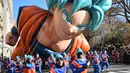 Peserta menerbangkan balon  Goku dari kartun Dragon Ball dalam parade perayaan Hari Thanksgiving di kawasan Sixth Avenue, New York, Kamis (28/11/2019). Parade yang membelah jalanan kota New York ini selalu ditunggu setiap tahunnya. (Theo Wargo/Getty Images/AFP)