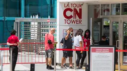 Pengunjung yang mengenakan masker bersiap untuk memasuki CN Tower di Toronto, Kanada, pada 15 Juli 2020. Setelah ditutup akibat pandemi COVID-19, CN Tower dibuka kembali mulai Rabu (15/7), dengan pengunjung diwajibkan mengenakan masker atau penutup wajah di dalam menara tersebut. (Xinhua/Zou Zheng)