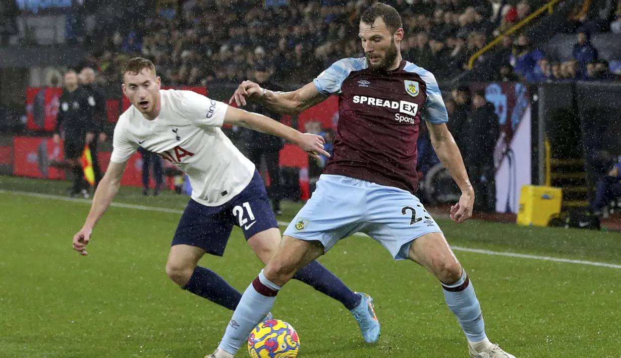 Gelandang Tottenham Hotspur, Dejan Kulusevski (kiri) berusaha merebut bola dari pemain Burnley, Erik Pieters pada pertandingan lanjutan Liga Inggris di Stadion Turf Moor, Inggris, Kamis (24/2/2022). Burnley menang tipis atas Tottenham 1-0. (Ian Hodgson/PA via AP)