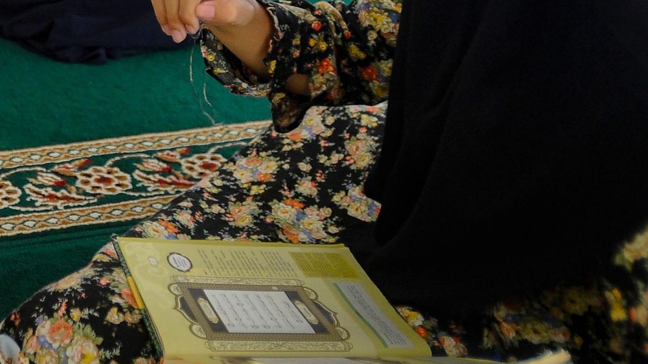 FOTO: Semangat Santri Tunarungu Belajar Mengaji Alquran dengan Bahasa Isyarat