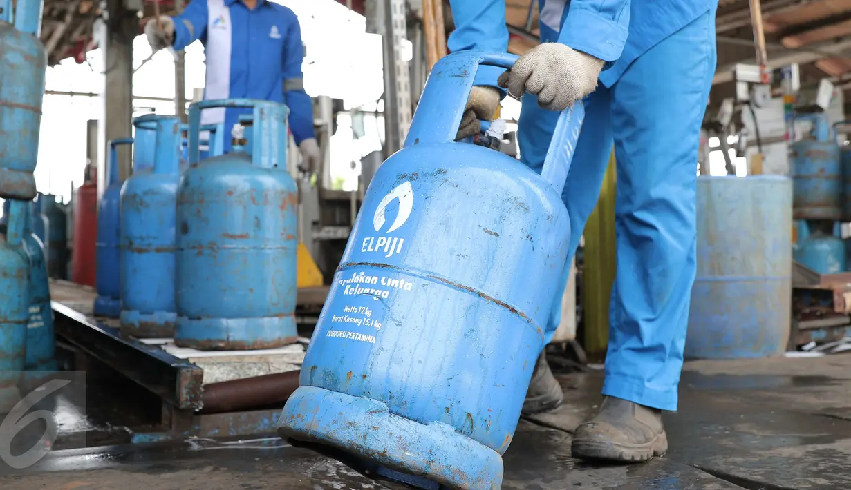 Petugas memperlihatkan tabung gas di Terminal pengisian Gas Pertamina, Jakarta, Selasa (5/1/2016). PT Pertamina (Persero) menurunkan harga elpiji 12 kilogram (kg) dari Rp 134.600 menjadi Rp 129.000 per tabung. (Liputan6.com/Angga Yuniar)