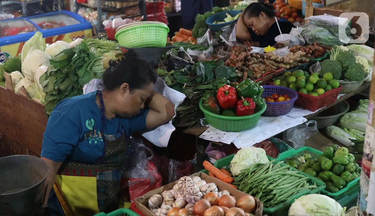 Pedagang sayur mayur menunggu pembeli di pasar Kebayoran Lama, Jakarta, Senin (2/12/2019). Badan Pusat Statistik (BPS) mencatat angka inflasi sepanjang Januari-November 2019 sebesar 2,37 persen, lebih kecil ketimbang periode yang sama tahun lalu sebesar 2,50 persen. (Liputan6.com/Angga Yuniar)