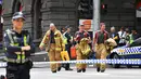Petugas penyelamat didatangkan ke lokasi dimana sebuah mobil menghantam para pejalan kaki di pusat kota Melbourne, Australia, Jumat (20/1). Kepolisian Victoria menyatakan insiden ini tidak terkait terorisme. (AP Photo/Andrew Brownbill)