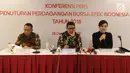 Direktur Utama BEI Inarno Djajadi (tengah) bersama Direktur KPEI Sunandar (kiri) dan Direktur Utama KSEI Friderica Widyasari saat pemaparan penutupan perdagangan Bursa Efek Indonesia (BEI) di Jakarta, Jumat (28/12). (Liputan6.com/Angga Yuniar)