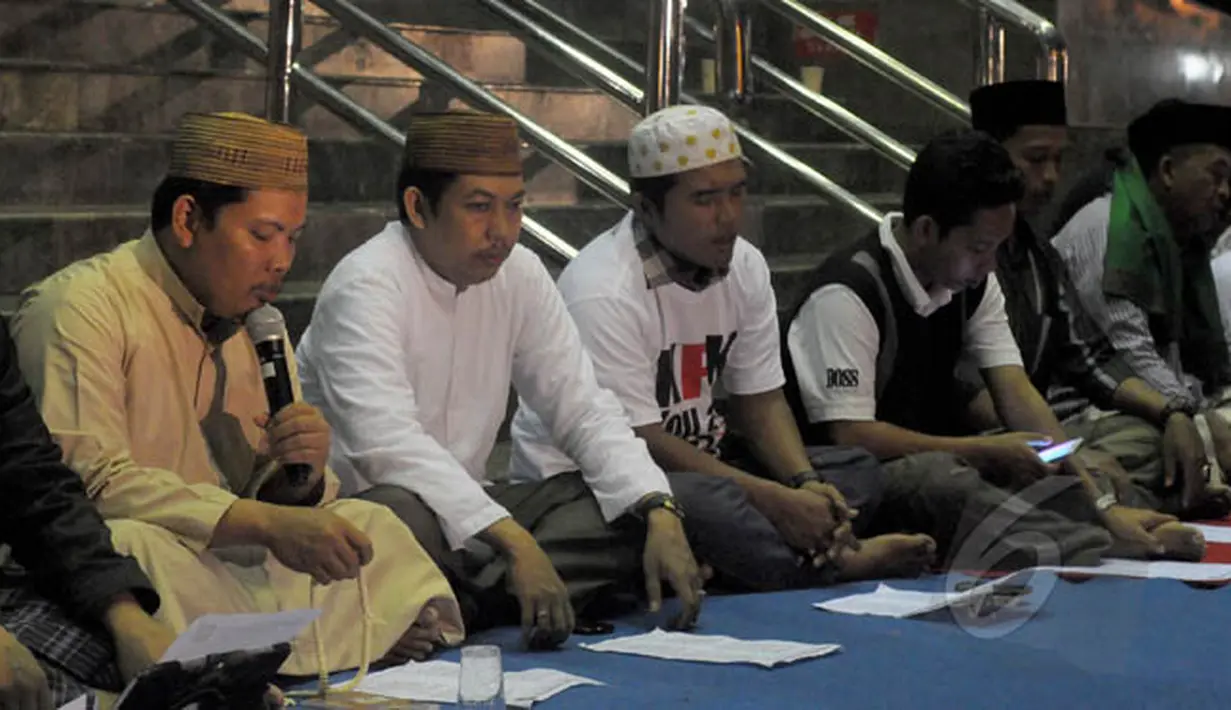 Sejumlah masyarakat menggelar istighosah di halaman Gedung KPK, Jakarta, Minggu (1/2/2015). Sejumlah orang terlihat memanjatkan doa sebagai bentuk dukungan kepada Komisi Pemberantasan Korupsi (KPK). (Liputan6.com/Andrian M Tunay)