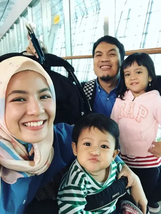 Berbicara dan komunikasi menjadi kunci keharmonisan rumah tangga Natasha dan Desta. (foto: instagram.com/natasharizkynew)