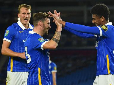 Pemain Brighton merayakan gol yang dicetak Bernardo Fernandes ke gawang Portsmouth pada laga Piala Inggris di Falmer Stadium, Jumat (18/9/2020) dini hari WIB. Brighton menang 4-0 atas Portsmouth. (AFP/Glyn Kirk/pool)