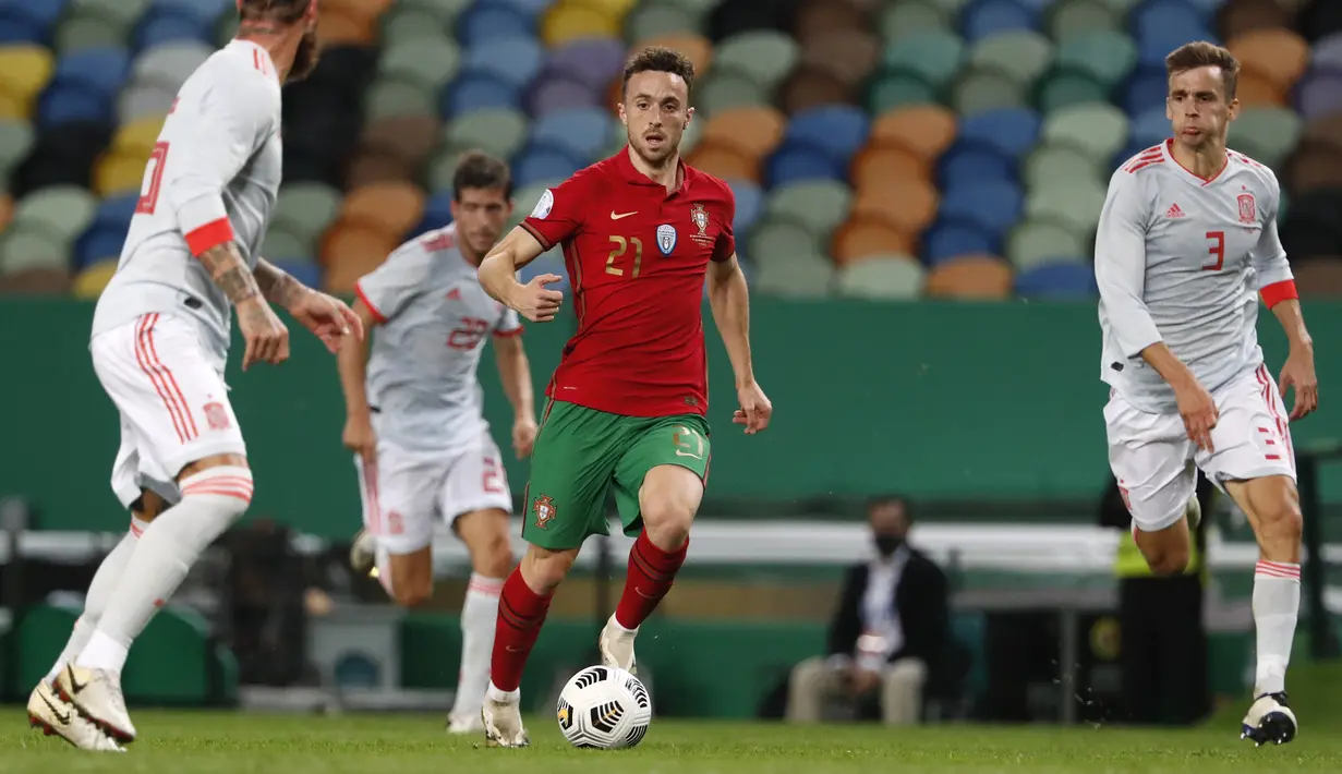 Gelandang Portugal, Diogo Jota (tengah) membawa bola saat bertanding melawan Spanyol pada pertandingan persahabatan di stadion Jose Alvalade di Lisbon, Rabu (7/10/2020). Spanyol bermain imbang 0-0 atas Portugal. (AP Photo/Armando Franca)
